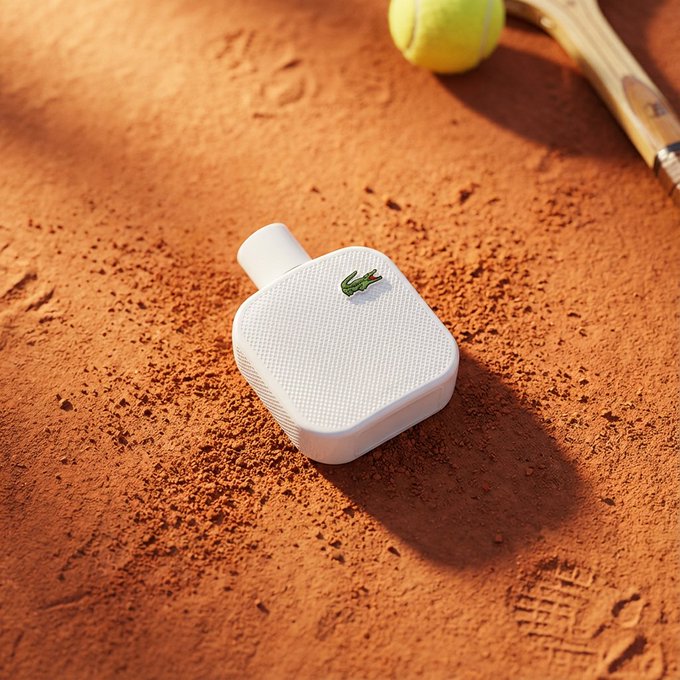 高端产品摄影:产品平放在纹理表面上