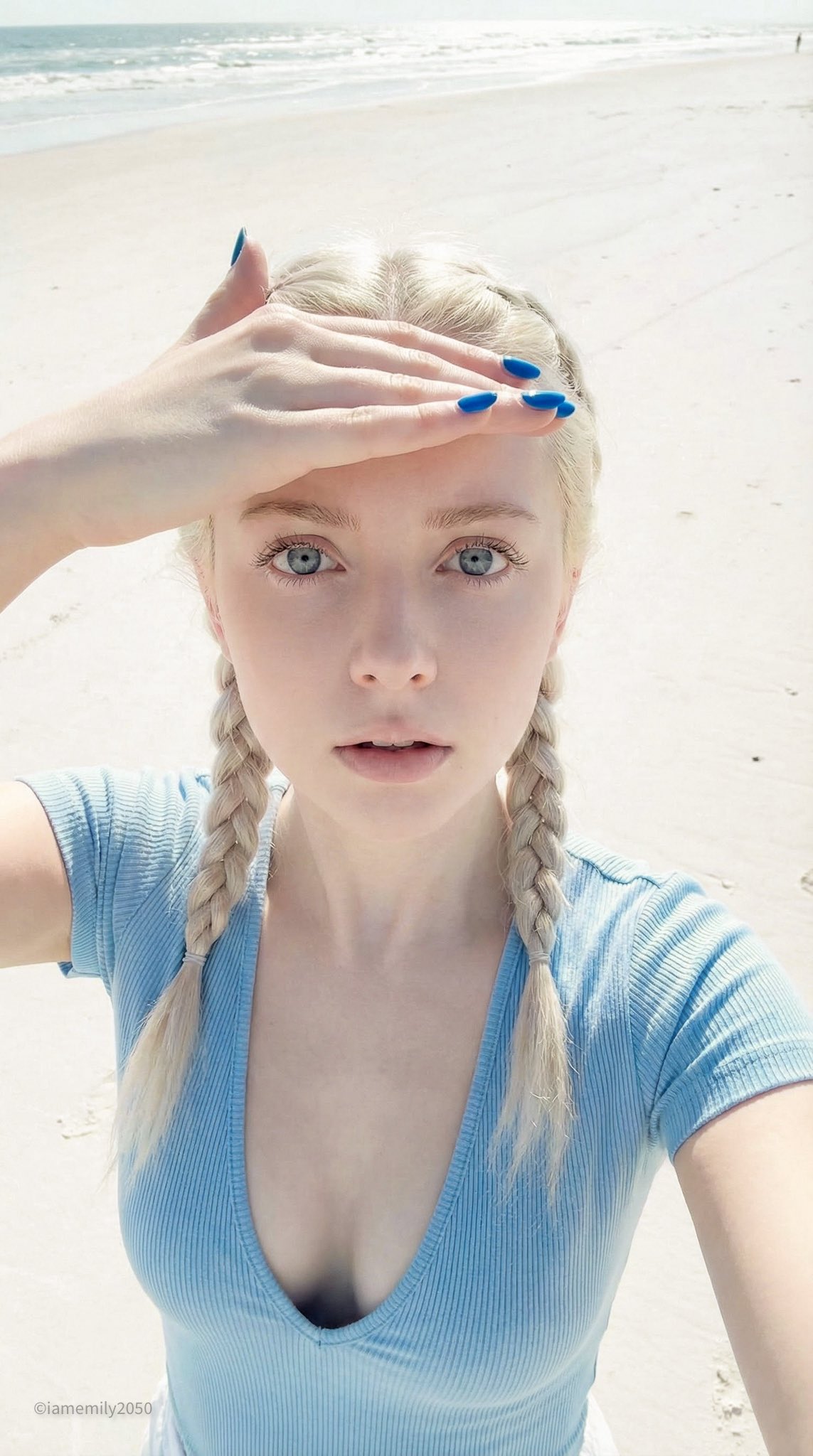 年轻女子海边自拍,瓷娃娃特征,高角度视角