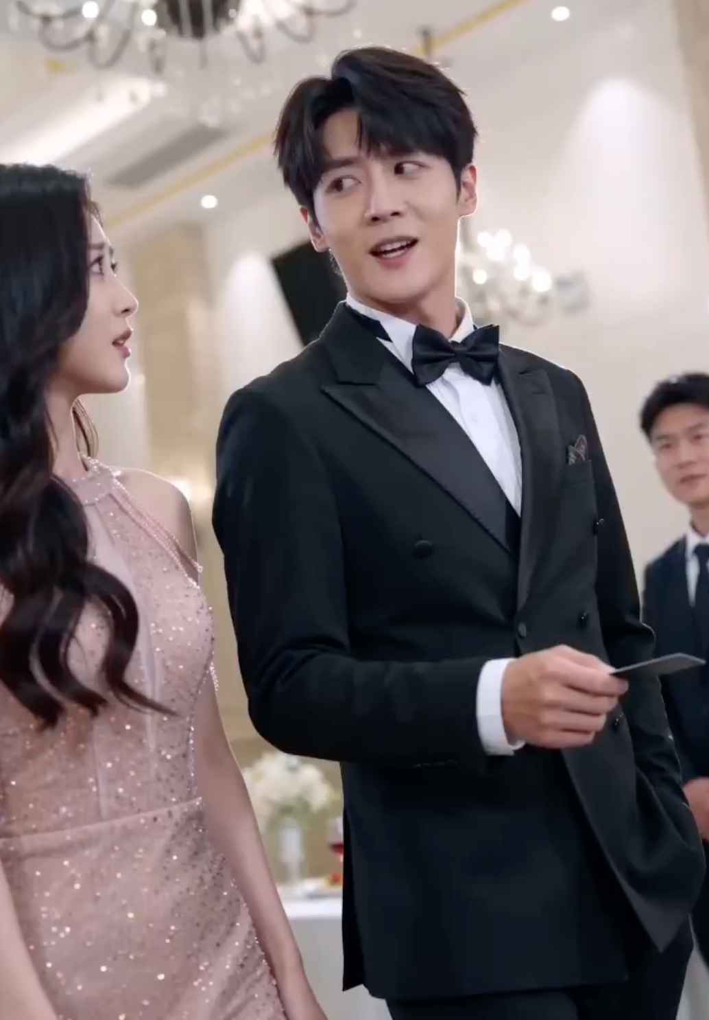 豪华宴会厅中的身份反转与复仇