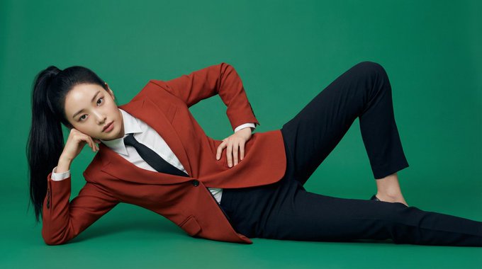 20多岁韩国美女侧卧红西装时尚写真