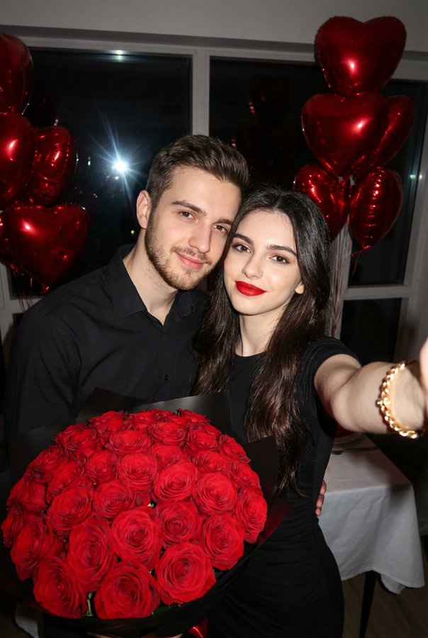 浪漫情侣自拍照片